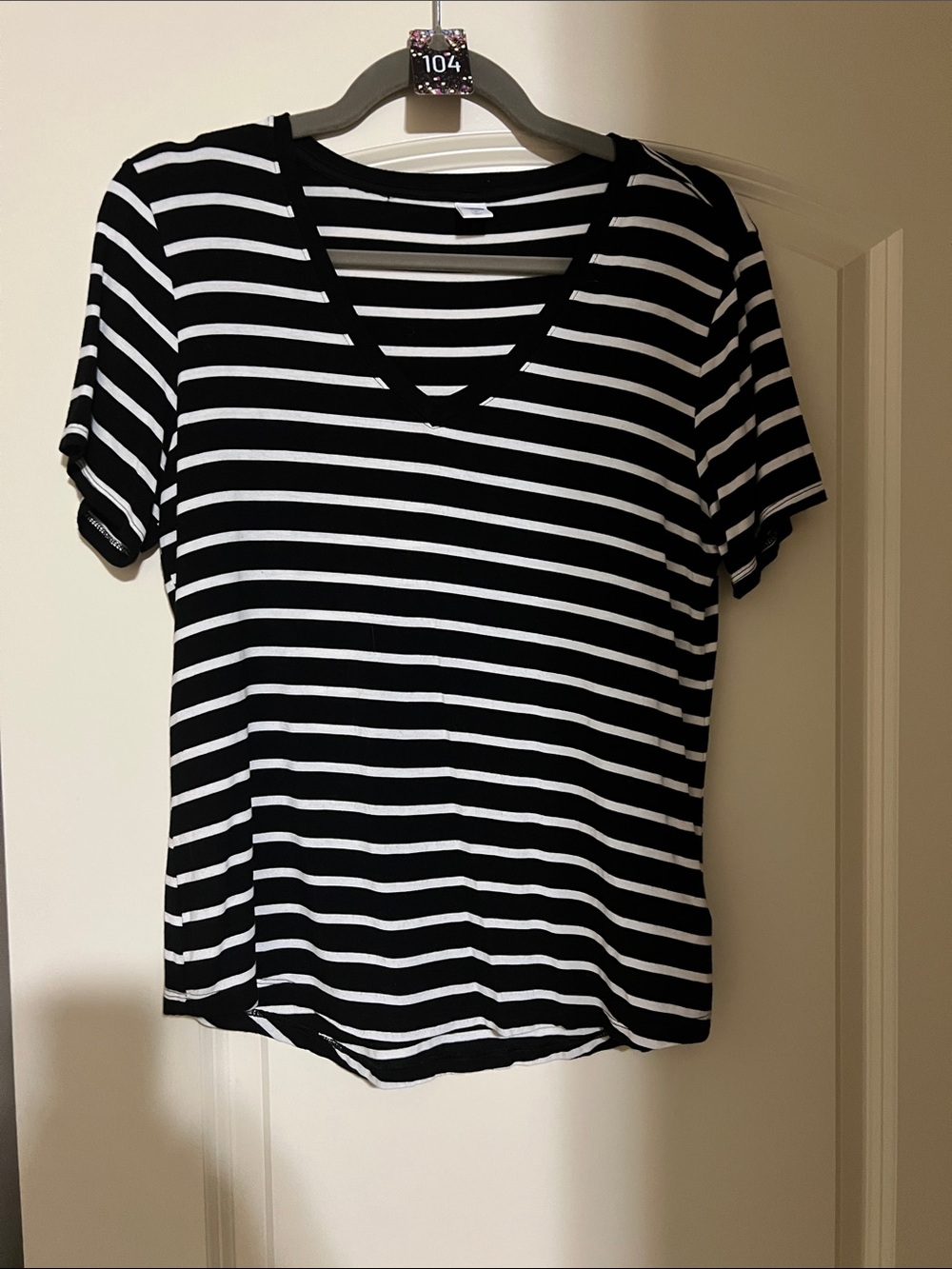 Old Navy Black & White Striped V-Neck Short Sleeve Top H104